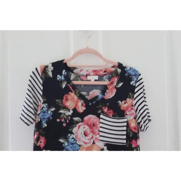 Women's Size Small Muilt-Color Pullover VNeck Tee Shirt Front Pocket - Picture 2 of 4